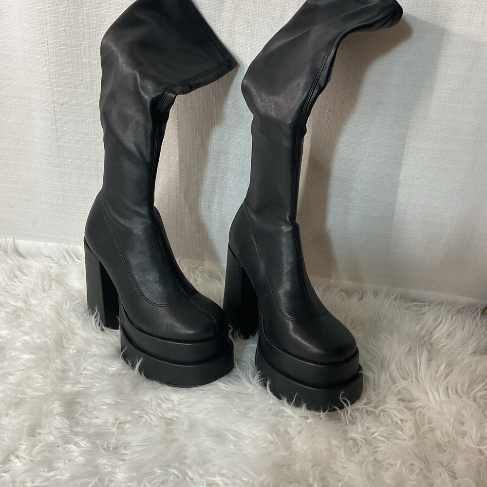 Elegant Black Heeled Boots